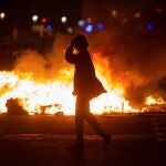 Altercados tras la manifestación de protesta por la detención del rapero Pablo Hasel, que ayer ingresó en prisión, condenado por delitos de enaltecimiento del terrorismo e injurias a la Corona, este miércoles en Barcelona.