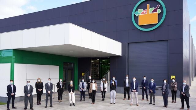 Equipo de la division erp finanzas de Mercadona, posando en la salida de Jarrods.