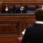 El presidente del Gobierno, Pedro Sánchez y Pablo Casado hoy en el Congreso