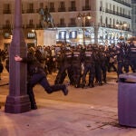 Varios agentes de la Policía Nacional ayer en Sol intervienen en los disturbios de la protesta contra el encarcelamiento del rapero Pablo Hasel