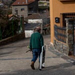 Uno de los pocos vecinos que residen en El Atazar, el pueblo con el menor dato de contagios de la Comunidad de Madrid