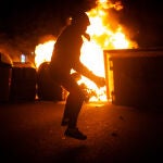 Manifestantes queman contenedores durante una manifestación contra el encarcelamiento del rapero y poeta Pablo Hasel en Barcelona.