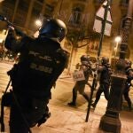 Varios agentes de la Policía Nacional contra los manifestantes durante una manifestación contra el encarcelamiento del rapero Pablo Hasél, en Plaza San Agustí