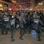 La Policía antidisturbios carga contra los manifestantes durante la concentración convocada en Valencia en protesta por la detención e ingreso en prisión del rapero Pablo Hasel.