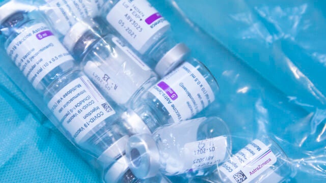 Viales de la vacuna AstraZeneca contra la Covid-19 que se administró al personal de servicio de ayuda a domicilio en las instalaciones deportiva del pabellón Sadus de la Universidad de Sevilla