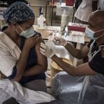 Una sanitaria recibe la vacuna en Suráfrica, país que ha negociado por su cuenta la adquisición de las dosis por un elevado precio