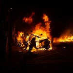 Incendio provocado por los manifestantes que apoyan a Pablo Hasél durante los disturbios en Barcelona (España).