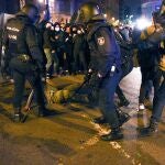 Varios agentes de la Policía Nacional contra los manifestantes durante una manifestación contra el encarcelamiento del rapero y poeta Pablo Hasel, en Plaza San Agustí, en Valencia.