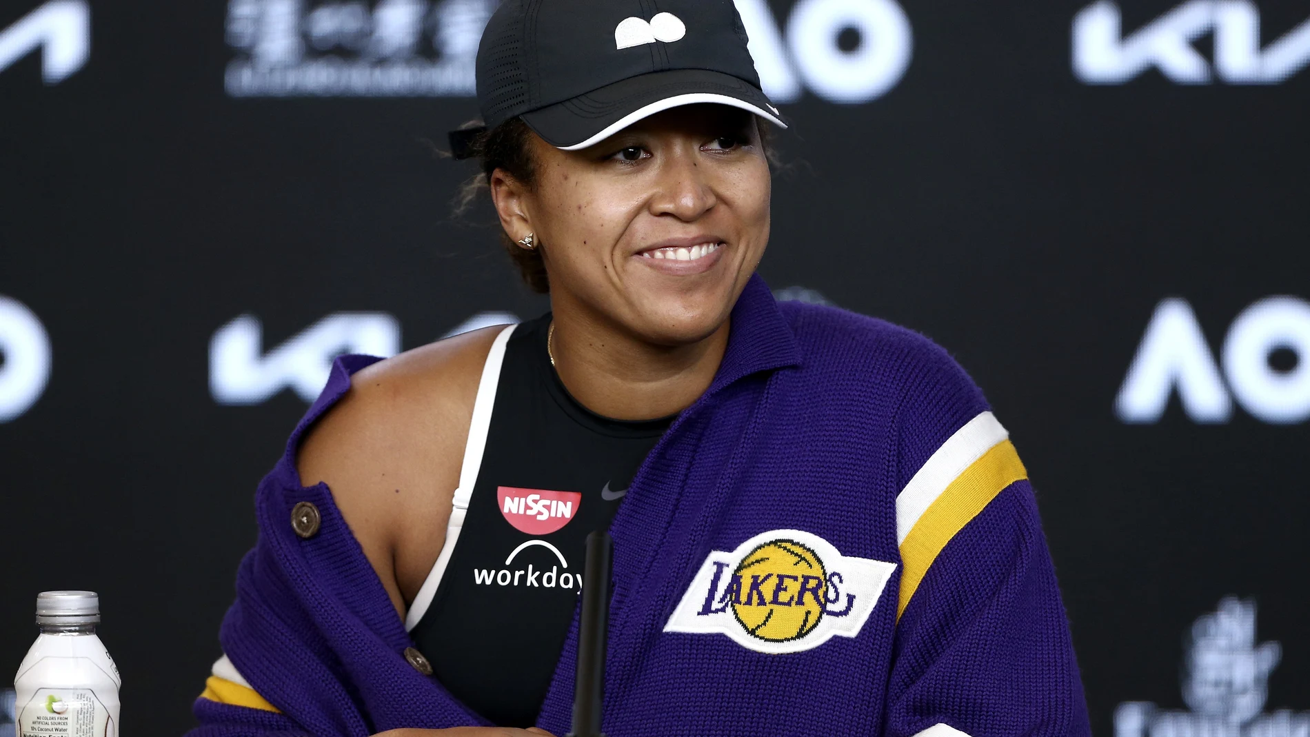 Naomi Osaka, con una chaqueta de Los Angeles Lakers en Melbourne