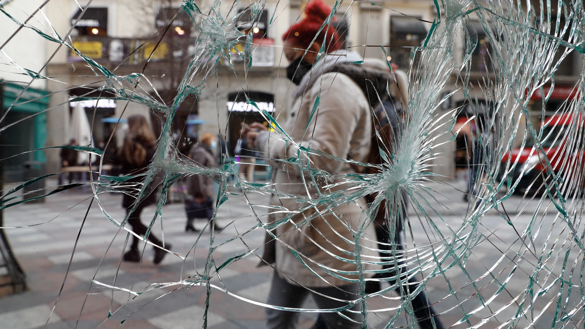 “Nos han destrozado el cristal, es puro vandalismo”