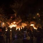 Imagen de los contenedores prendiendo anoche por el centro de Barcelona en las protestas de apoyo a Pablo Hasel