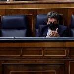 El ministro José Luis Escrivá, durante el pleno del Congreso que este jueves ha votado la convalidación de los decretos leyes que regulan el nuevo complemento por hijo de las pensiones y la prórroga de las ayudas hasta el 31 de mayo de los Erte