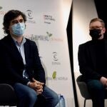 Pedro Simón (i), Premio Primavera de Novela 2021 por "Los ingratos", y Dimas Prychyslyy (d), Premio 25 Primaveras de Novela por "No hay Gacelas en Finlandia", durante la presentación de las obras ganadoras de ambos galardones literarios que ha tenido lugar este viernes en Madrid. EFE/Chema Moya