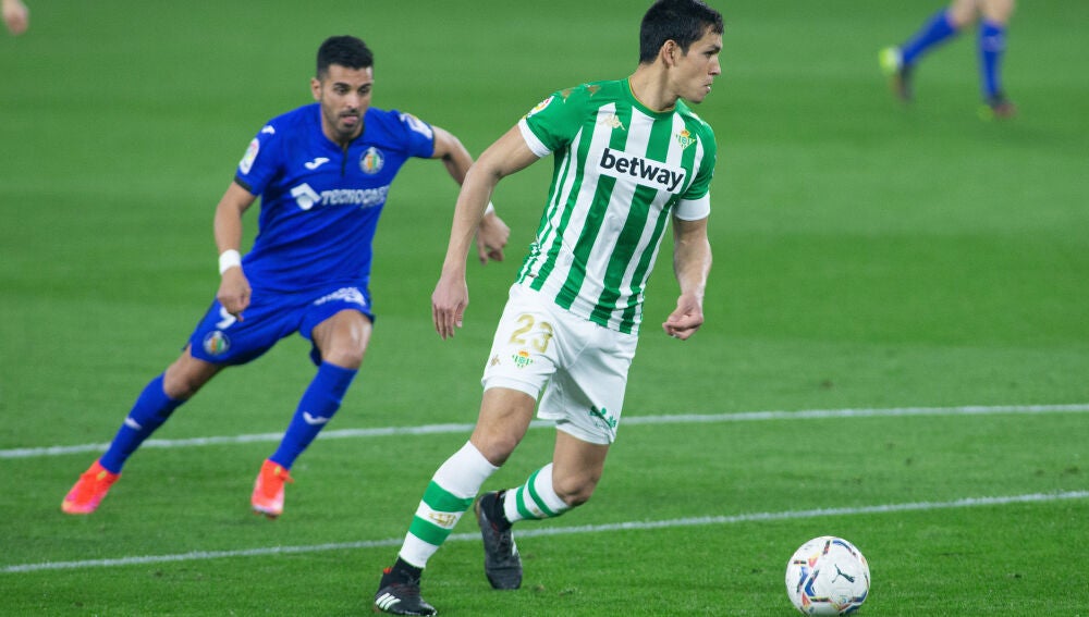 Aïssa Mandi con el Real Betis.