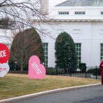 El presidente de EE UU Joe Biden y la primera dama, Jill Biden, pasean por la Casa Blanca en San Valentín