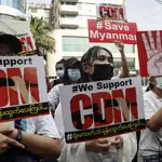 Protesta contra el golpe militar en Rangún (Birmania)