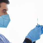 n trabajador sanitario prepara una dosis de la vacuna contra el coronavirus