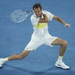 Medvedev devuelve de derecha una bola a Tsitsipas