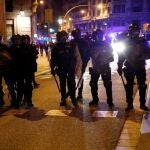 Vista del despliegue de los Mossos d´Esquadra en el centro de la ciudad de Barcelona este sábado, en prevención ante posibles protestas por la detención del rapero Pablo Hasél