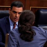 El presidente del Gobierno, Pedro Sánchez, conversa con el vicepresidente tercero, Pablo Iglesias