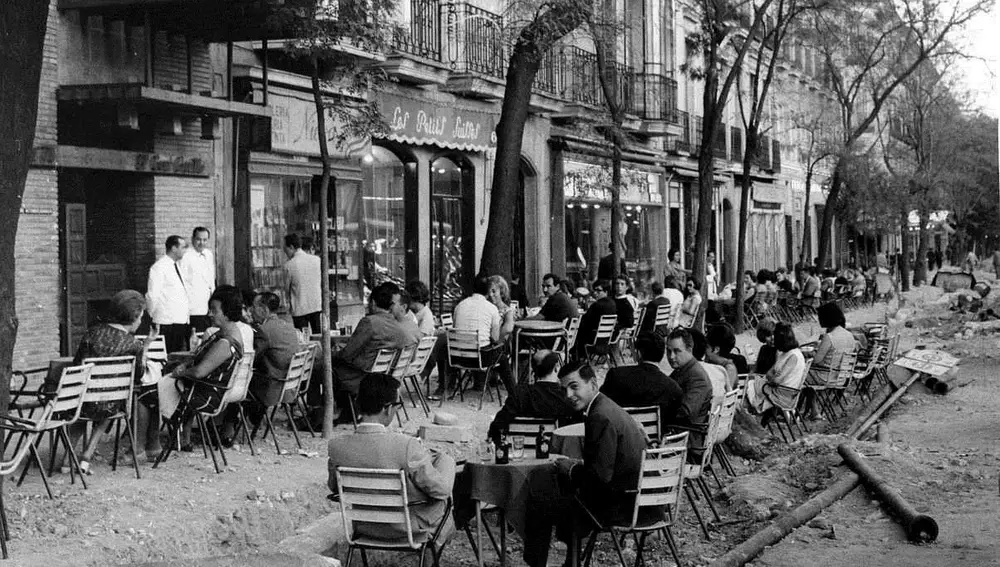 La terraza del Café Les Petits Suisses, desplegada sobre unas obras en la calle Serrano (Madrid), en 1968