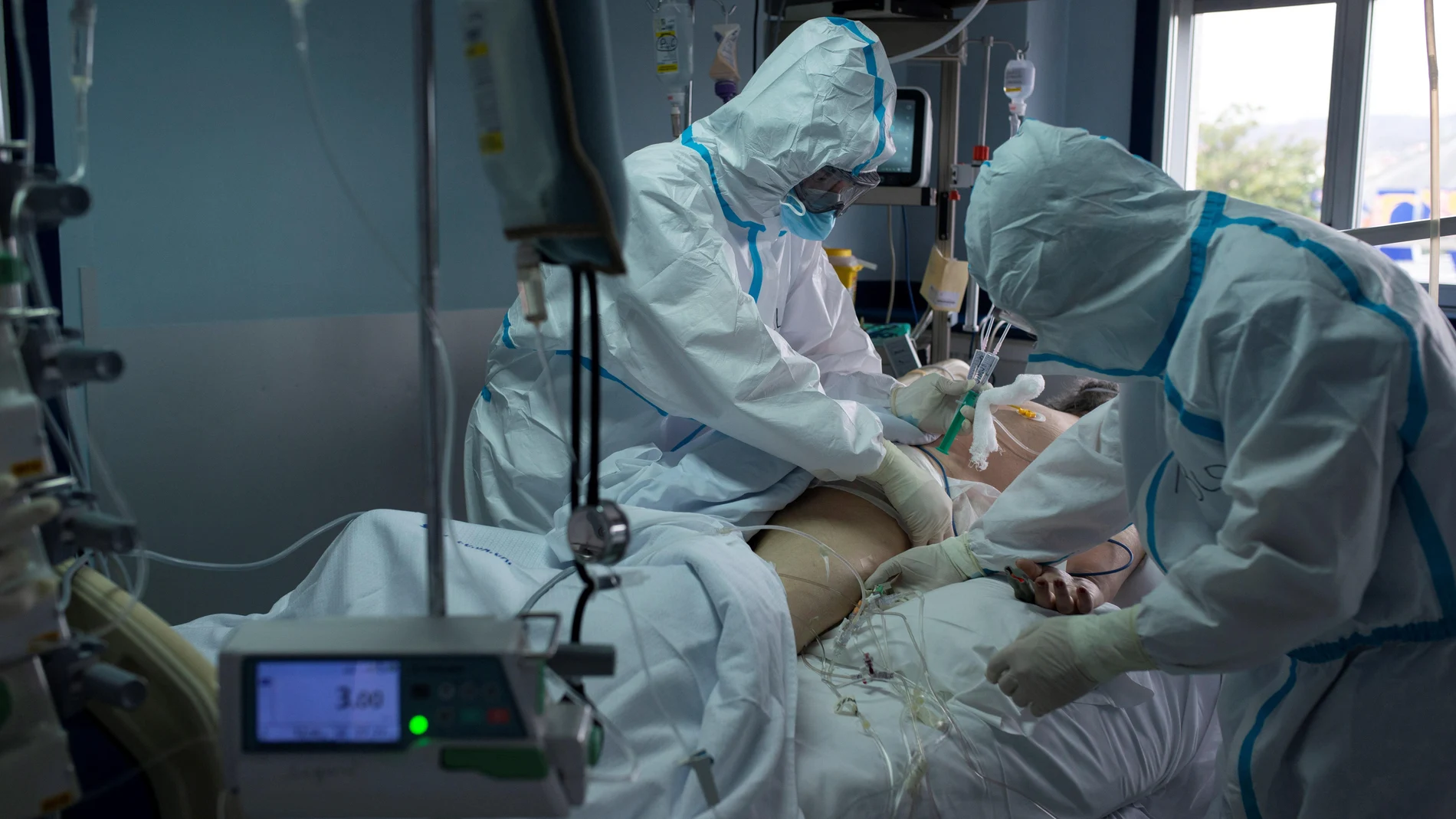 Trabajadores sanitarios atienden a un paciente con coronavirus en la UCI del Hospital Cosaga de Ourense