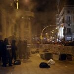 Lanzamiento de objetos contra los Mossos en Via Laietana