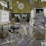 Destrozos en un comercio del Paseo de Gracia, en Barcelona, tras la quinta noche de protestas por la detención del rapero Pablo Hasél