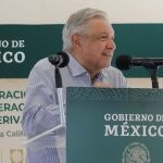 MEX5463. LA PAZ (MÉXICO), 21/02/2021.- Fotografía cedida por la Presidencia de México del mandatario mexicano, Andrés Manuel López Obrador, durante un acto protocolario hoy, en La Paz, Baja California Sur (México). López Obrador volvió a defender la rectoría del estado en la generación de energía, para no depender de privados y evitar crisis y confió en que los legisladores aprueben la reforma para fortalecer la Comisión Federal de Electricidad (CFE) que envió al Congreso. EFE/ Presidencia De México SÓLO USO EDITORIAL/SÓLO DISPONIBLE PARA ILUSTRAR LA NOTICIA QUE ACOMPAÑA (CRÉDITO OBLIGATORIO)