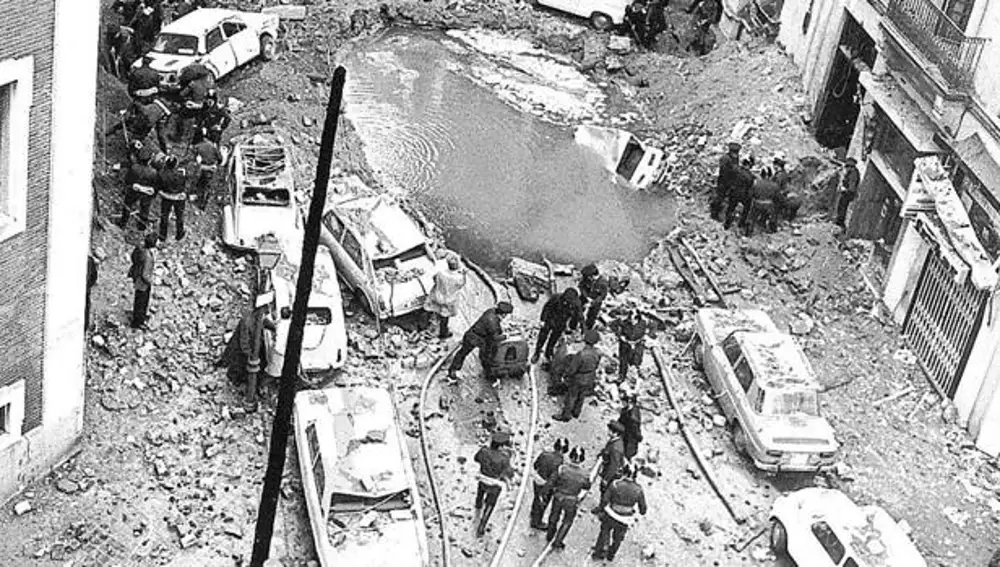 Socavón en la calle Claudio Coello tras el asesinato de Carrero Blanco