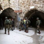 Soldados israelíes patrullan las calles adyacentes a la Tumba de los Patriarcas, en enero de 2021.