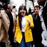 Imagen de archivo de Emma Coronel (c) saliendo del Tribunal Federal de los Estados Unidos en Brooklyn, Nueva York