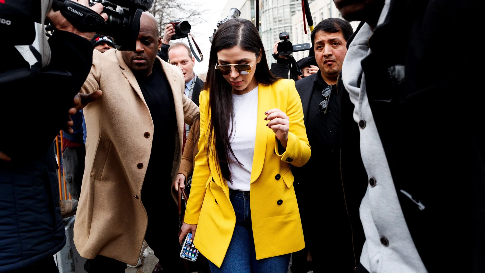 Imagen de archivo de Emma Coronel (c) saliendo del Tribunal Federal de los Estados Unidos en Brooklyn, Nueva York