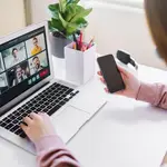 Una persona teletrabajando