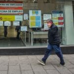 Una persona pasa por delante de una Oficina de Empleo en Madrid