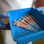 Un sanitario prepara varias vacunas de AstraZeneca