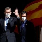 El rey Felipe VI (i), y el presidente del Gobierno, Pedro Sánchez (d), a su llegada a la ceremonia que se celebra, este martes, en el Congreso de los Diputados con motivo del 40 aniversario del 23F.