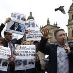 Fotografía de archivo del periodista colombiano Herbin Hoyos durante una manifestación para exigir la liberación de la periodista española Salud Hernández y los corresponsales de Noticias RCN Diego D'Pablos y Carlos Melo en 2016