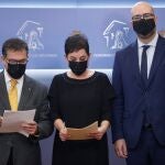Los congresistas de EH Bildu, Mertxe Aizpurua (C) y Junts Per Catalunya, Genis Boadella (d) y Jaume Alonso-Cuevillas (i) durante la rueda de prensa para mostrar su rechazo a la conmemoración prevista sobre el 23F en el Congreso de los Diputados