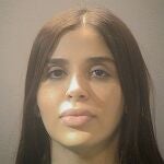 La primera imagen de Emma Coronel Aispuro, la esposa del "Chapo" Guzmán, bajo custodia policial