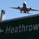 Un avión aterriza en el aeropuerto de Heathrow