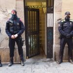 Los agentes de ambos cuerpos, en la entrada de la finca