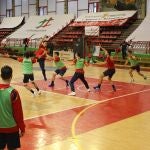 Los jóvenes jugadores siguieron su camino en otro autobús y llegaron al entrenamiento con la selección autonómica