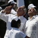 El presidente mexicano Andrés Manuel López Obrador, y su homólogo argentino, Alberto Fernández, observan la bandera mexicana en Iguala