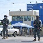 AME7831. GUAYAQUIL (ECUADOR), 24/02/2021.- Soldados custodian hoy el Centro de Privación de Libertad Zonal 8, una de las cuatro cárceles ecuatorianas donde este martes se produjeron motines, en Guayaquil (Ecuador). Ecuador trata de entender la matanza desatada el martes dentro de cuatro de sus prisiones, mientras las autoridades judiciales siguen las pesquisas para descifrar lo ocurrido sin descartar, según expertos, que los hechos puedan estar solapados con el narcotráfico. EFE/ Marcos Pin