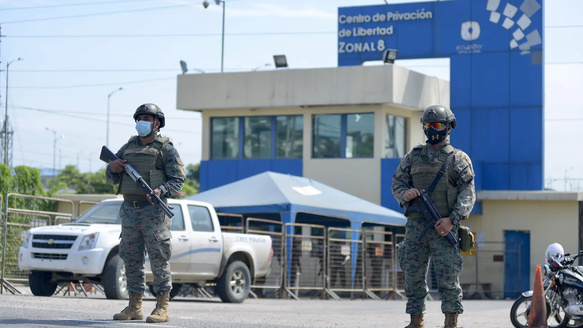 AME7831. GUAYAQUIL (ECUADOR), 24/02/2021.- Soldados custodian hoy el Centro de Privación de Libertad Zonal 8, una de las cuatro cárceles ecuatorianas donde este martes se produjeron motines, en Guayaquil (Ecuador). Ecuador trata de entender la matanza desatada el martes dentro de cuatro de sus prisiones, mientras las autoridades judiciales siguen las pesquisas para descifrar lo ocurrido sin descartar, según expertos, que los hechos puedan estar solapados con el narcotráfico. EFE/ Marcos Pin