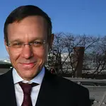 Asegura que no hay evidencia de que una estrella se dirija ahora a la tierra, propone estudiar arqueología espacial para hallar signos de una vida pasada y que los científicos salgan de su zona de confort.