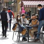 Varias personas en unas terrazas