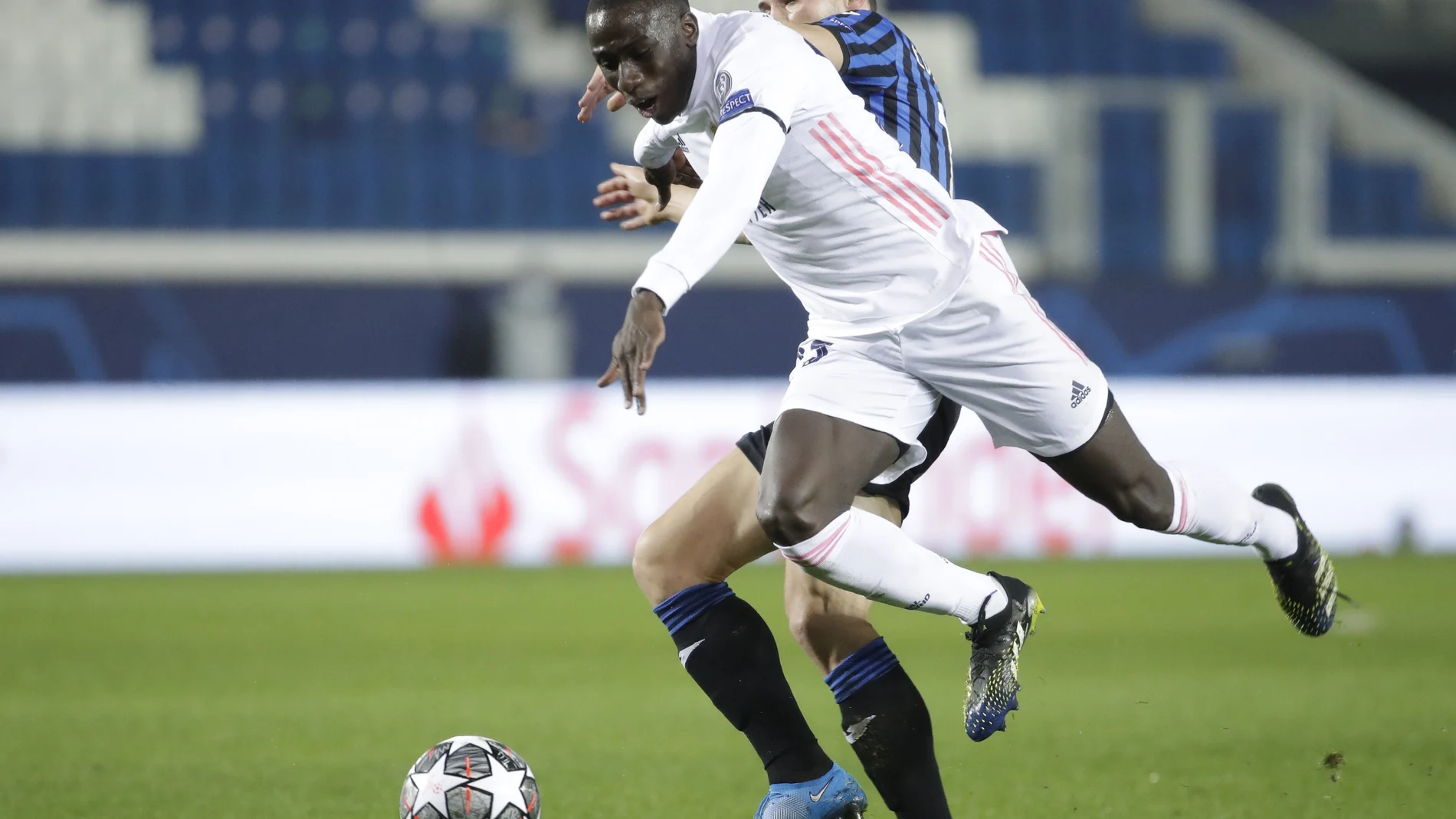 La acción entre Mendy y Freuler que terminó con la expulsión del jugador suizo de la Atalanta
