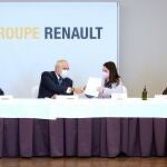 De izq a dcha, Jesús Francisco Arranz (Renault), Rubén Gonzalez (CCOO), José Antonio Rodríguez (Renault), Laura del Ser (UGT) y Daniel Parra (SCP), firman esta mañana en Valladolid el convenio colectivo que regulará las relaciones laborales entre la empresa y los trabajadores durante cuatro años, entre 2021 y 2024.EFE/NACHO GALLEGO.